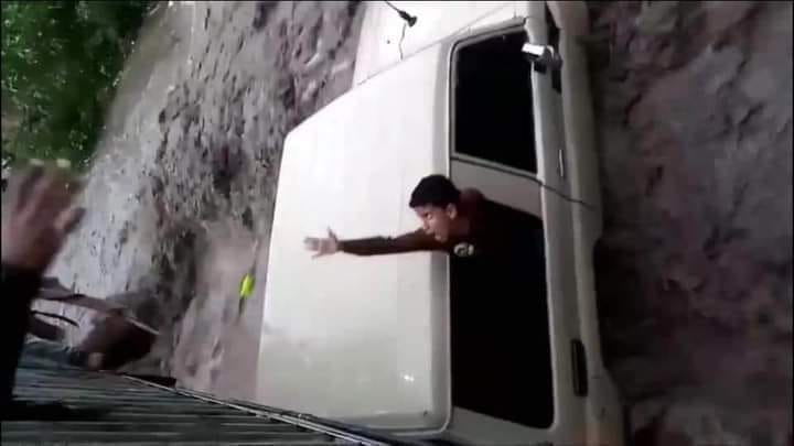 العثور علي الطفل الذي كان يلوح بيده من داخل السيارة وسط السيل في مدينة إب (صورة)