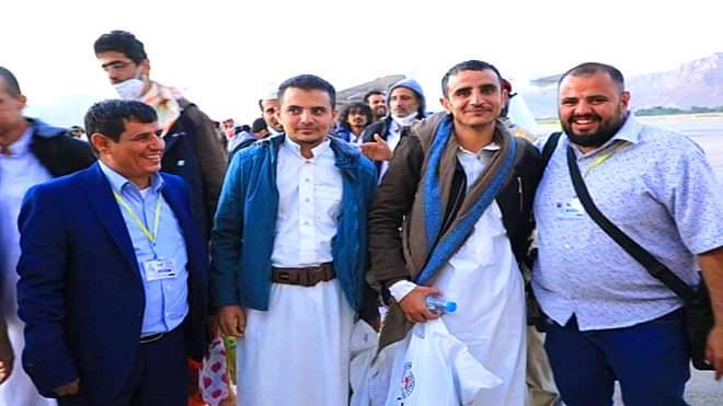 وصول الصحفيين المفرج عنهم من سجون الحوثي إلى القاهرة
