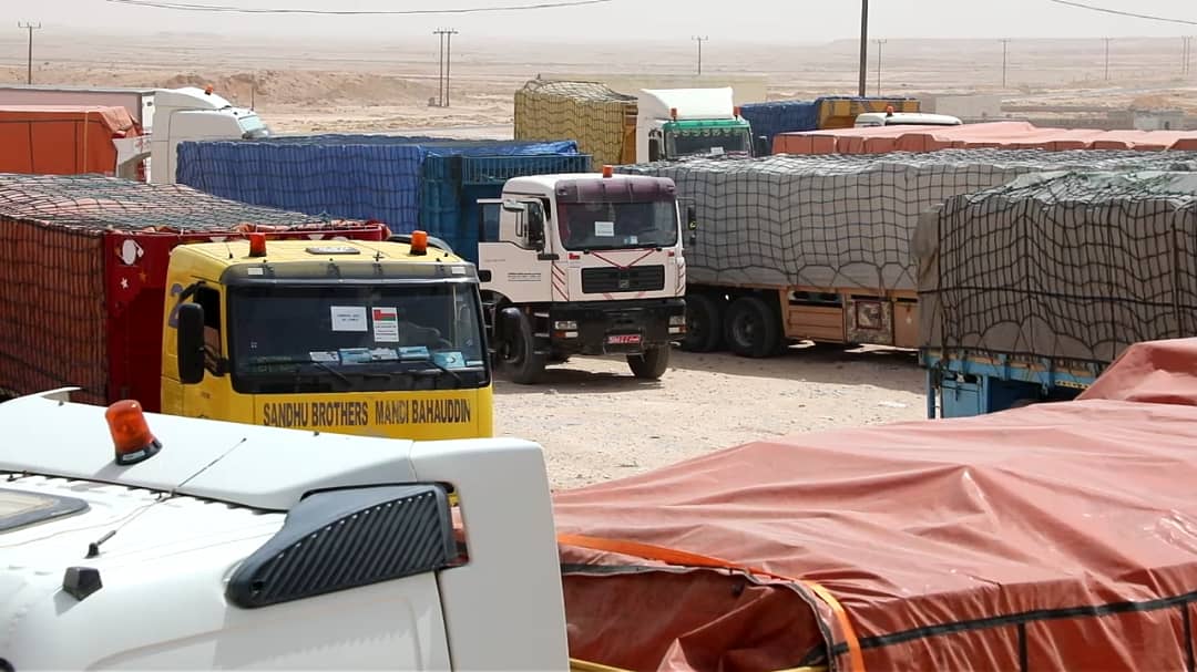 وصول 85 قاطرة مساعدات غذائية عُمانية لمحافظة المهرة