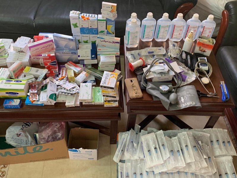 الشرطة السعودية تقبض على مقيم انتحل مهنة طبيب مدعيًا قدرته على علاج العمال من "كورونا"(صور)