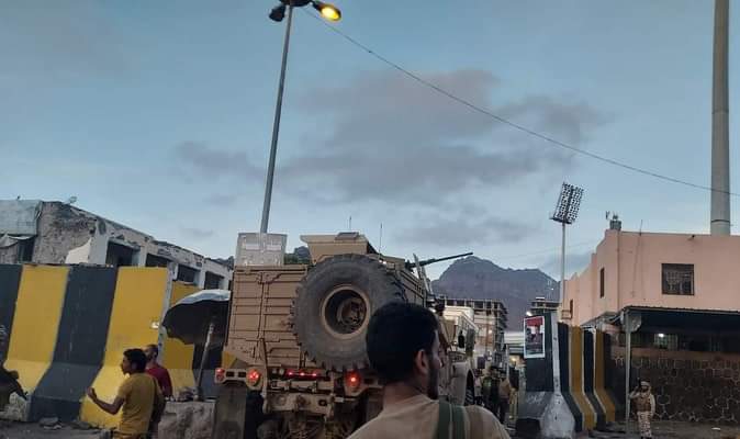 قوات الانتقالي تقتحم البنك المركزي بالآليات وتبدأ بالدخول إلى مكاتبه