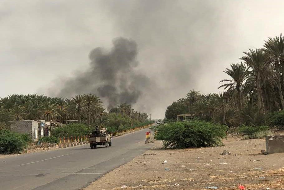 الحوثيون يقصفون بالمدفعية والصواريخ منازل المواطنين في الحديدة