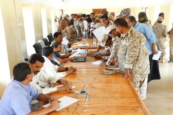 مناطق عسكرية لم تتسلم مرتبات منذ 9 أشهر.. وزارة الدفاع تتهم البنك المركزي ووزارة المالية بعرقلة صرف مرتبات الجيش