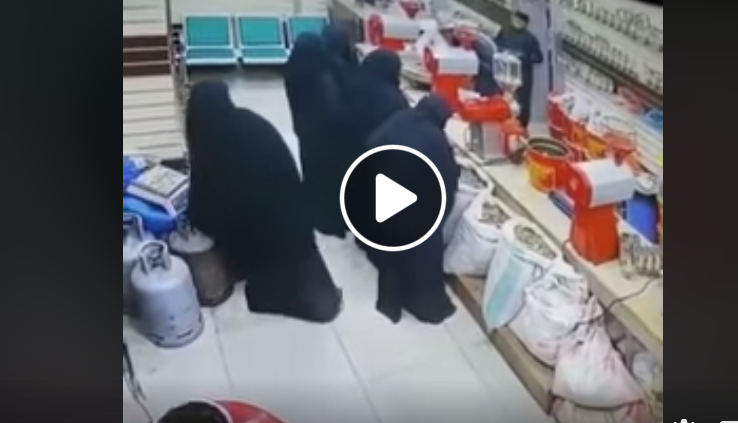 شاهد بالفيديو ...عصابة نسائية بصنعاء تحاول سرقة اسطوانة غاز وهكذا كان رد مالك المحل
