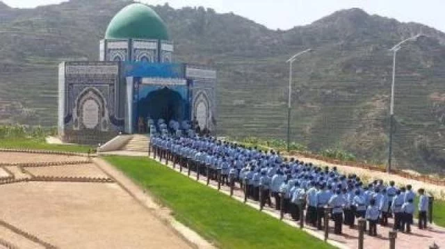 شاهد ..مليشيا الحوثي تعيد بناء ضريح حسين الحوثي