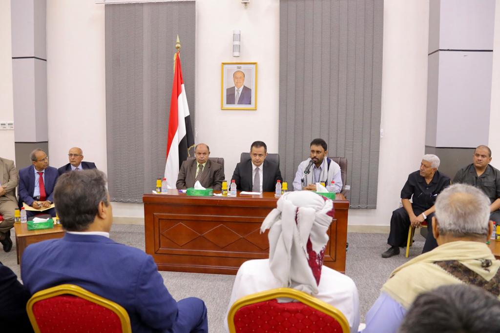 معين يناقش مع قيادة حضرموت ترتيبات إعادة افتتاح  مطار الريان واحتياجات المواطنين الخدمية