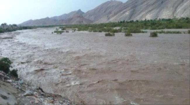 وفاة وفقدان شخصين وقطع الطريق بين شبوة وأبين جراء سيول الأمطار