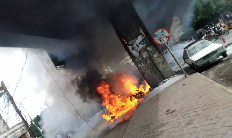 حريق هائل يلتهم أحد أسواق الحوثي السوداء ويفضح شركة النفط