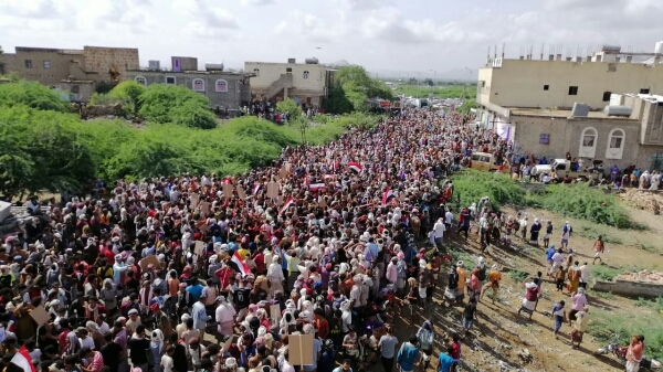 شاهد.. حشود غفيرة تهتف للوحدة من قلب أبين وتوجه رسالة قوية للانتقالي والامارات