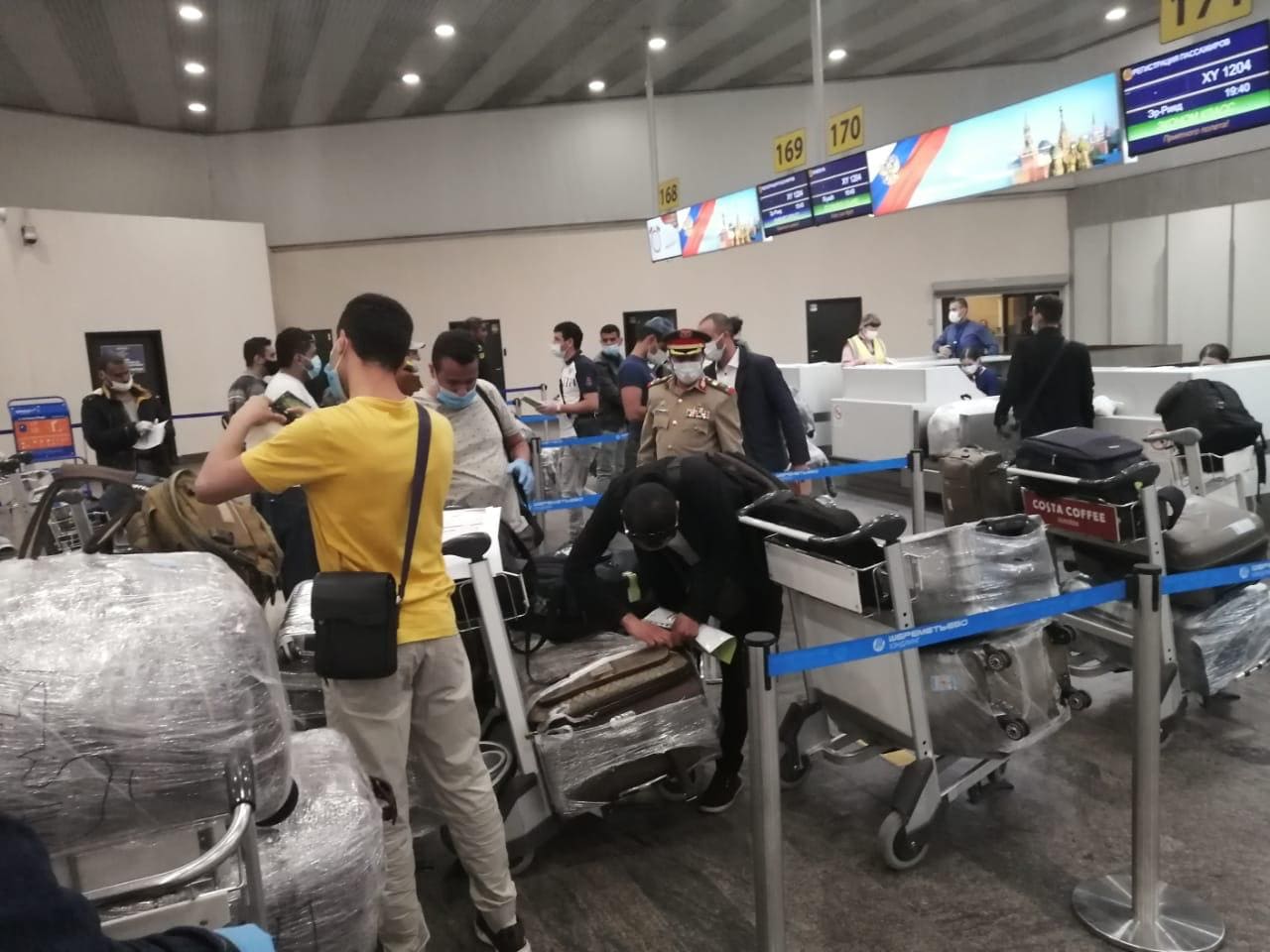 بعد أيام من الاحتجاج .. التحالف ينقل ٦١ ضابطا يمنيا من روسيا