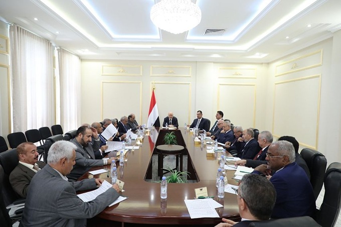 الرئيس العليمي يجتمع مع هيئة المستشارين ويوجه رسالة تحذير إلى الانتقالي 