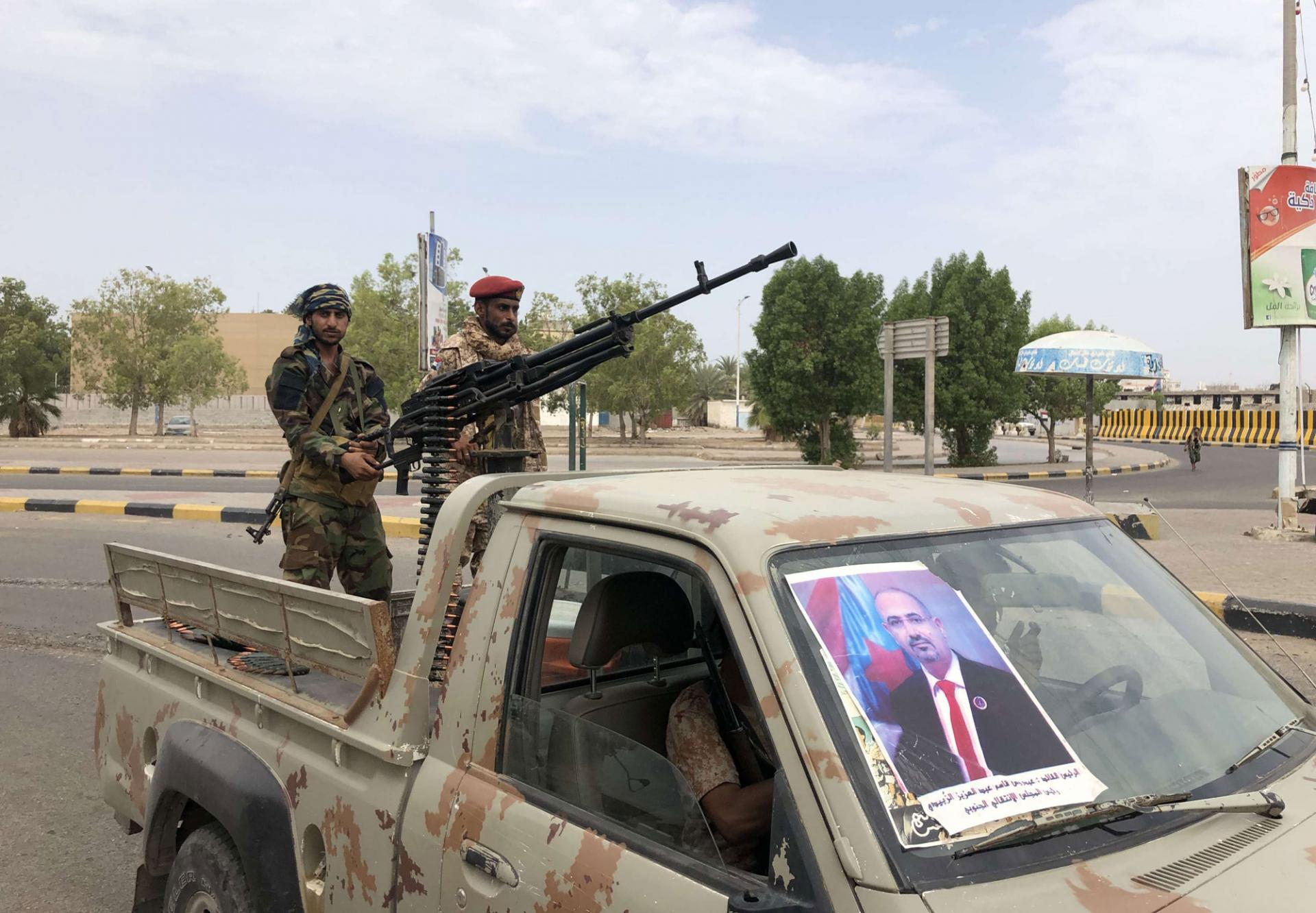 الانتقالي يمنع التحويلات المالية من عدن الى الخارج وقيادي يوضح السبب