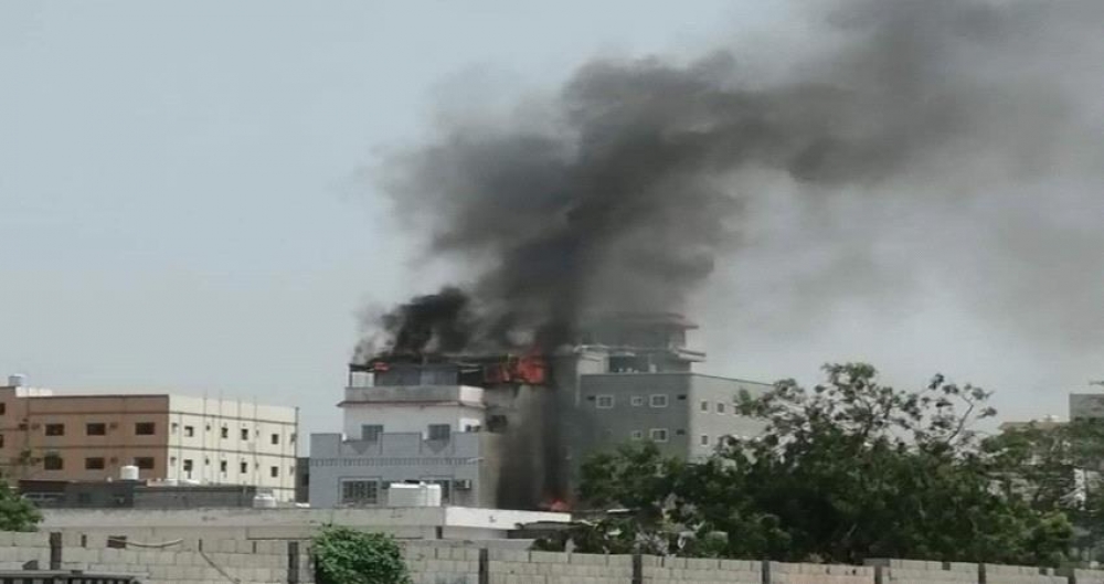 حريق يلتهم عمارة سكنية بعدن ..وطفل يقفز من الطابق الثالث هاربا من الحريق