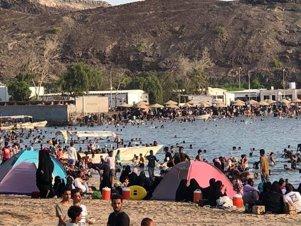 الأمطار تنعش أجواء الشواطئ بعدن بصورة غيرمسبوقة(صور)