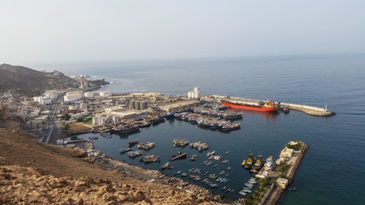 اعتراض سفينة تجارية محملة بالأسلحة قبالة سواحل مدينة المكلا