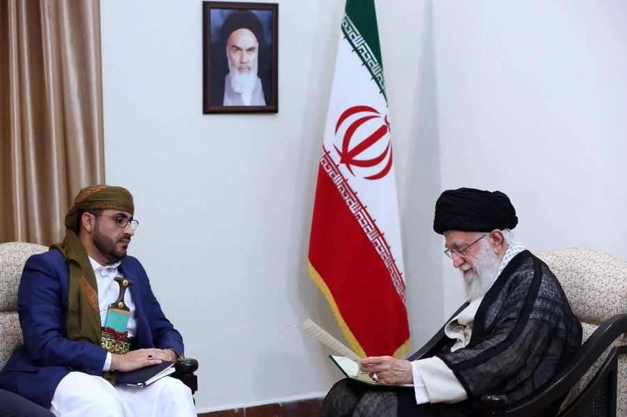 بعد أيام من ضبط إحدى خلايا التهريب.. إيران تُقرّ بتزويد مرتزقتها في اليمن بالخبراء والأسلحة المتطوّرة