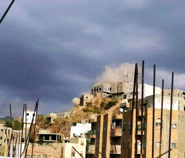 إصابة  طفلتين وتدمير عدد من المنازل بقصف ميليشيا الحوثي حي المطار القديم  بتعز