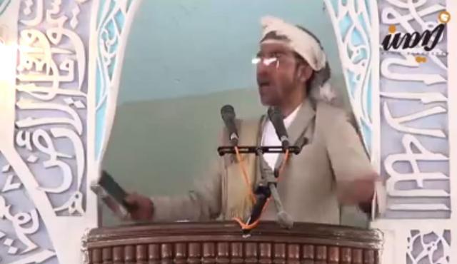 أضحك الجميع ..شاهد ماذا فعل الخطيب الحوثي ‘‘المجنون’’ في الخطبة الثانية وماذا طلب من المصلين؟