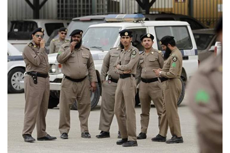 شاهد بالفيديو: إعلامي سعودي شهير يستهزأ بالصلاة.. والسلطات تتحرك