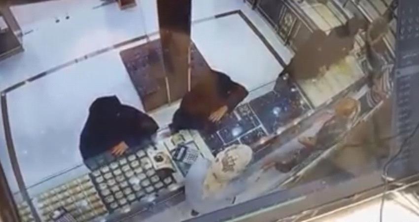 بالفيديو .. لحظة سرقة امرأة بعدن طقم ذهب يقدر ب" 19 " الف ريال سعودي (شاهد)