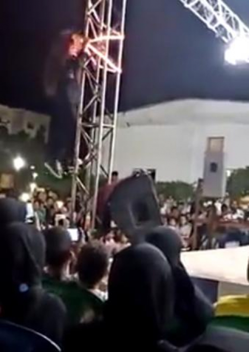 بالفيديو وعلى طريقة سوبر مان ...شاب يمني ينقذ طفلة من صعق الكهرباء أثناء رقصها على مسرح في عدن(شاهد)