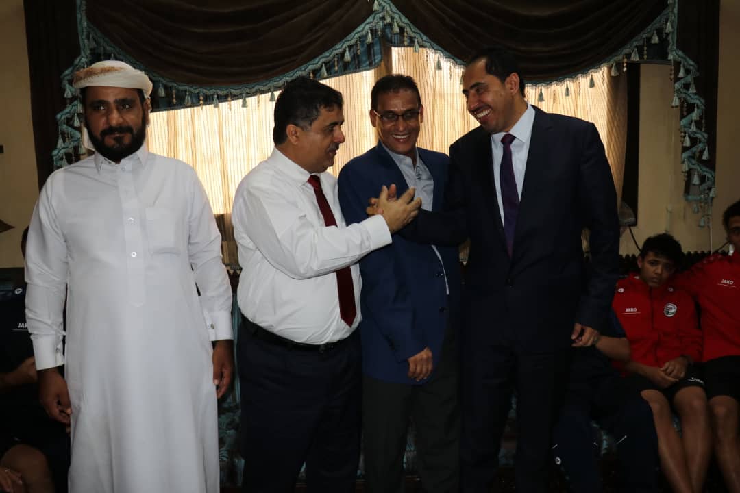العيسي يستقبل بعثة منتخب الناشئين ويقدم لهم مكافئات مالية