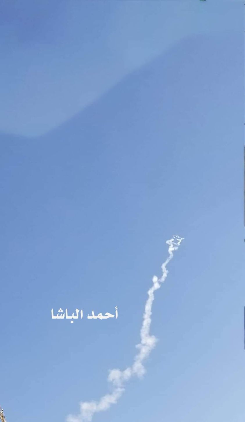 صورة لصاروخ باليستي انطلق من هذه الجهة واستهدف الحكومة في مطار عدن (شاهد)