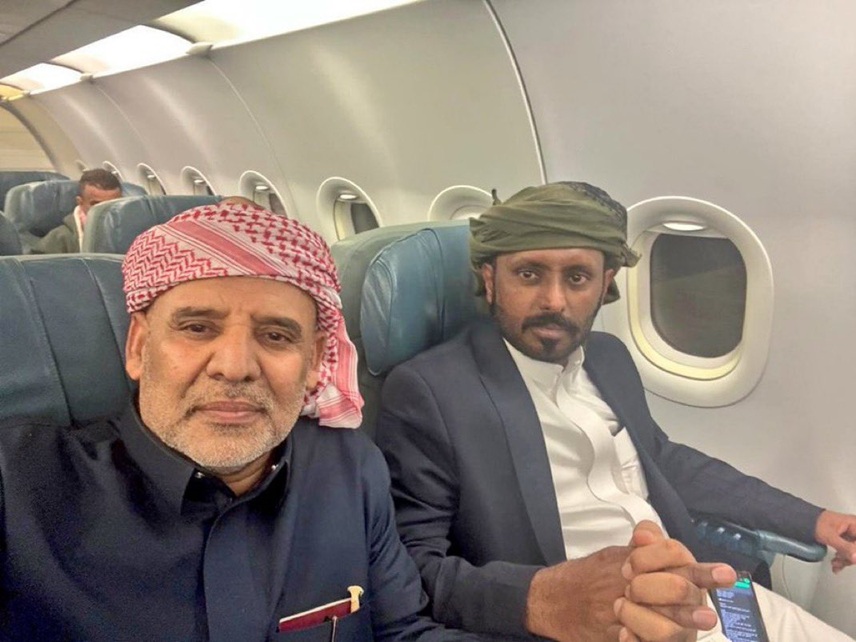 صورة تجمع بن حبريش مع شخصية حضرمية قبلية بارزة في طريقهما إلى السعودية... من هو وماهي رسائلها؟