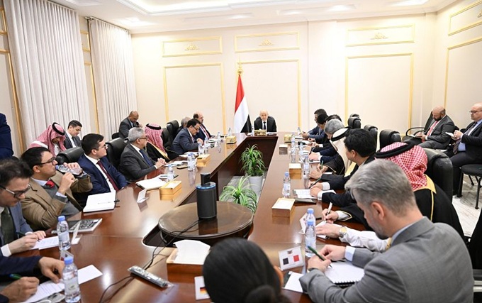 اجتمع مع سفراء الدول الراعية للعملية السياسية في اليمن : الرئيس العليمي يطالب المجتمع الدولي بدعم الدولة ورفض التحركات الأحادية للمجلس الانتقالي