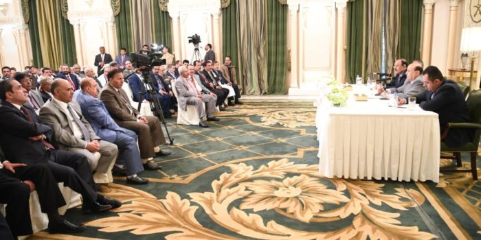 الحكومة الشرعية تحدد آخر موعد لوصول أعضاء البرلمان وعقد أول جلساته خارج اليمن (تفاصيل)