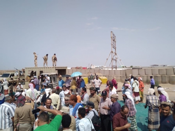 عسكريون متقاعدون يغلقون البوابة الرئيسية لمقر التحالف في عدن