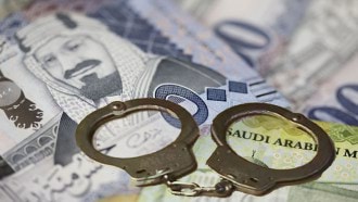 السعودية.. إيقاف مسؤولين حكوميين وضباط كبار في قضايا فساد جديدة