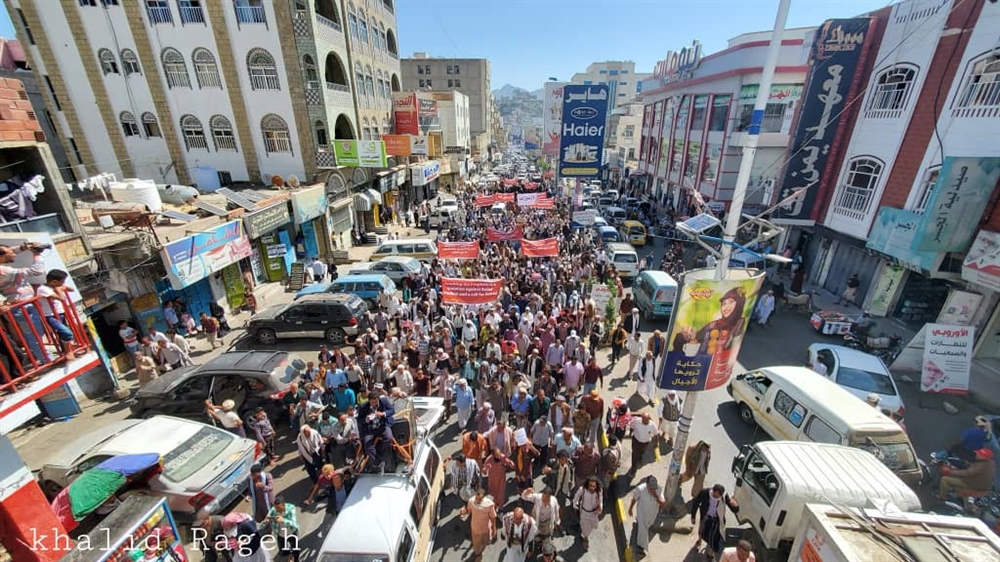 بالصور..مظاهرة حاشدة بتعز تندد بالإساءة للرسول الكريم