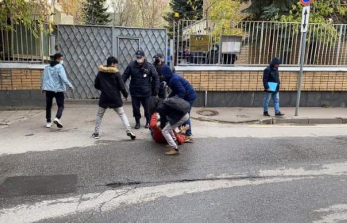 مبتعثون محتجون في روسيا يتهمون الوحيشي باحتجازهم في مبنى السفارة
