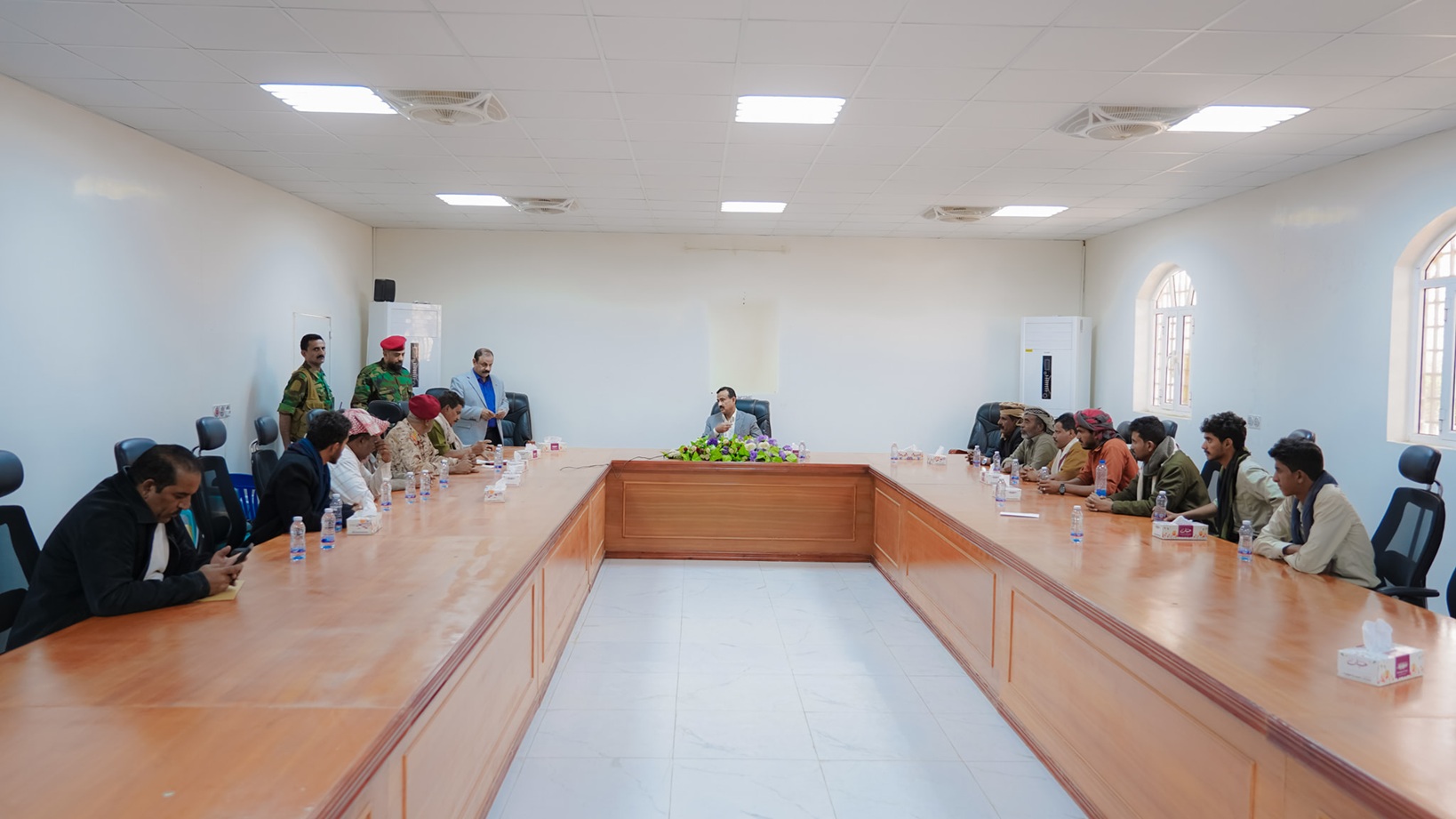 بدون علم اليمن وصورة الرئيس العليمي.. محافظ شبوة يلتقي ضباط وأفراد في المؤسسة العسكرية ويشدد على تعزيز الجاهزية